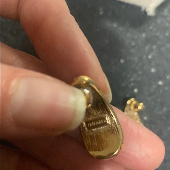 Trifari vintage 90s Black and Gold Earrings - Picture 4 of 7